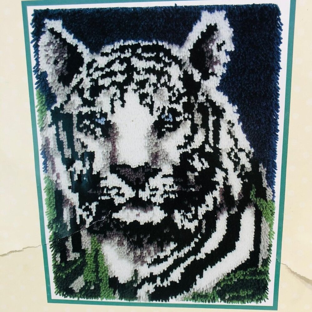 NIB Caron WonderArt Snow Tiger Latch Hook Kit 4296 USA 20x27 New In Open‎ Box